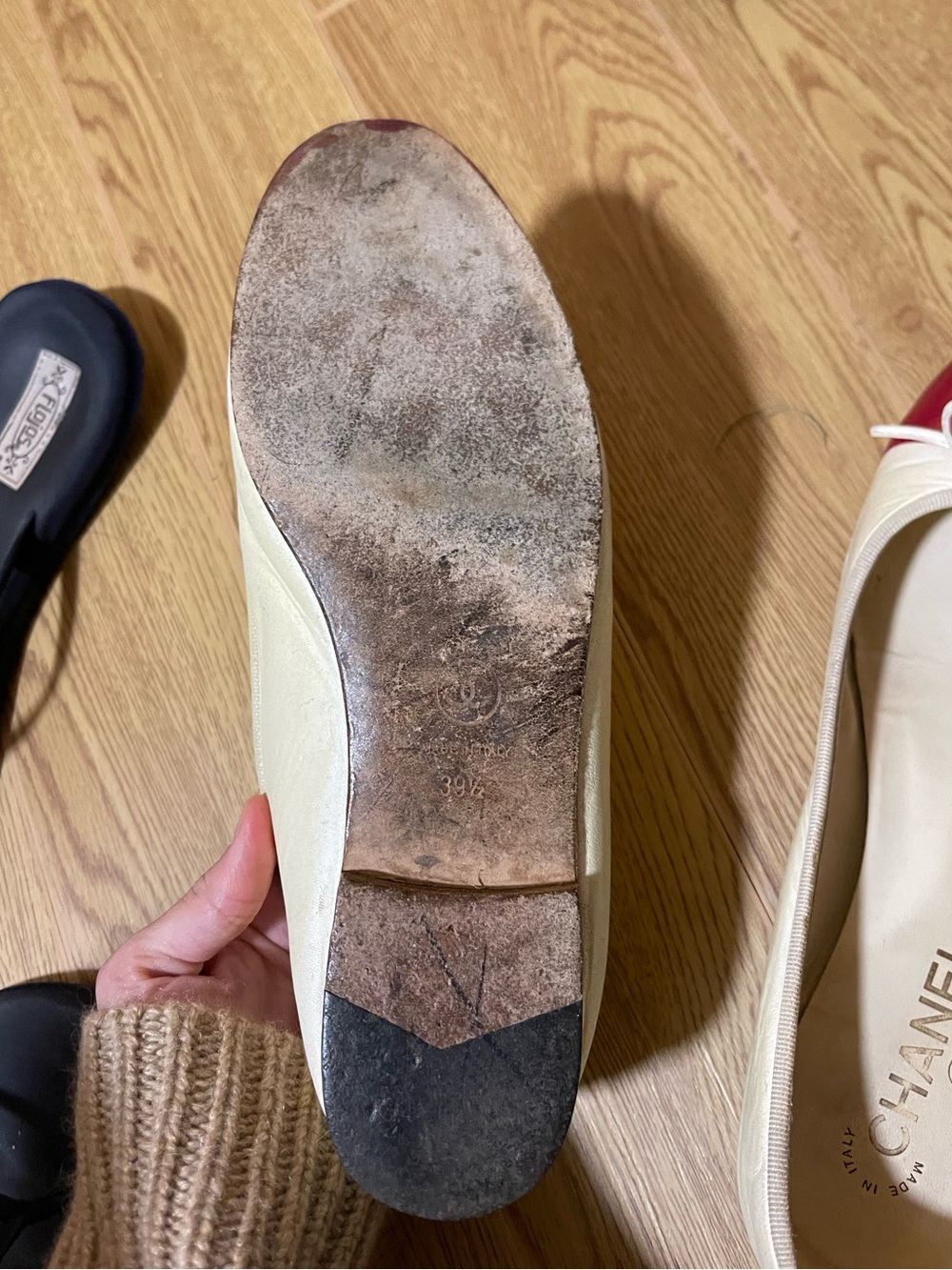 CHANEL Cream Leather Ballet Flats with Red Cap Toe - Picture 3 of 8
